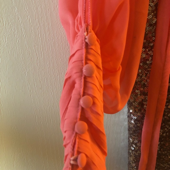 Cute dress with some pizzazz - Picture 5 of 8